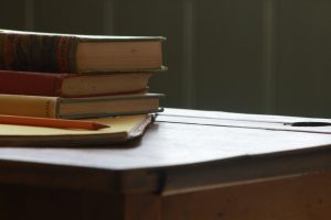 Photos de livres, d'un cahier et crayon pos&eacute;s sur une table d'&eacute;colier
