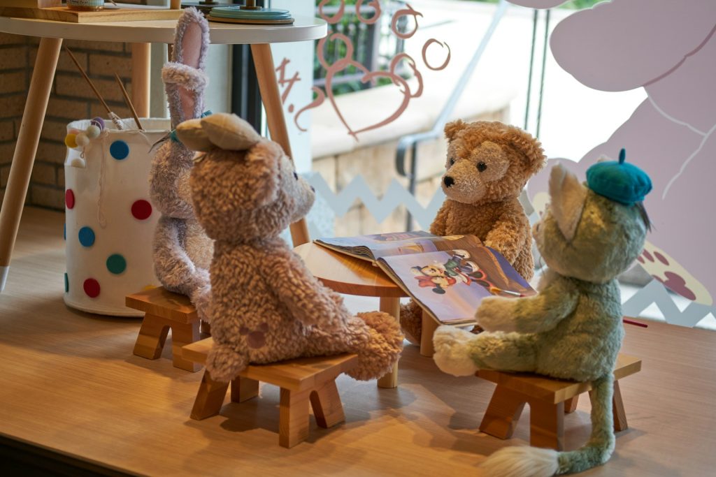 Image de peluches qui se font la lecture.